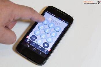 Smarthphone steuert Blaupunkt Smart Home Alarm Q3000 Starter Kit