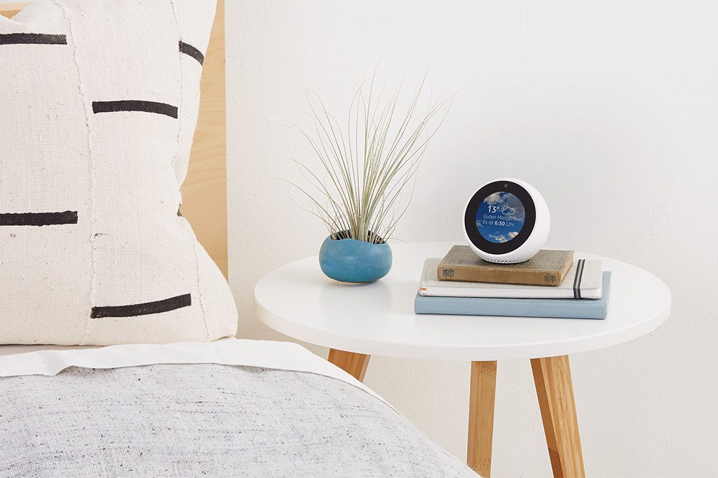 Echo Spot - Amazon Sprachsteuerung im Schlafzimmer