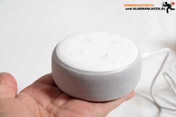 Alexa-Smarthome-Echo-Test-Echo-Dot-Sandstein-Hand